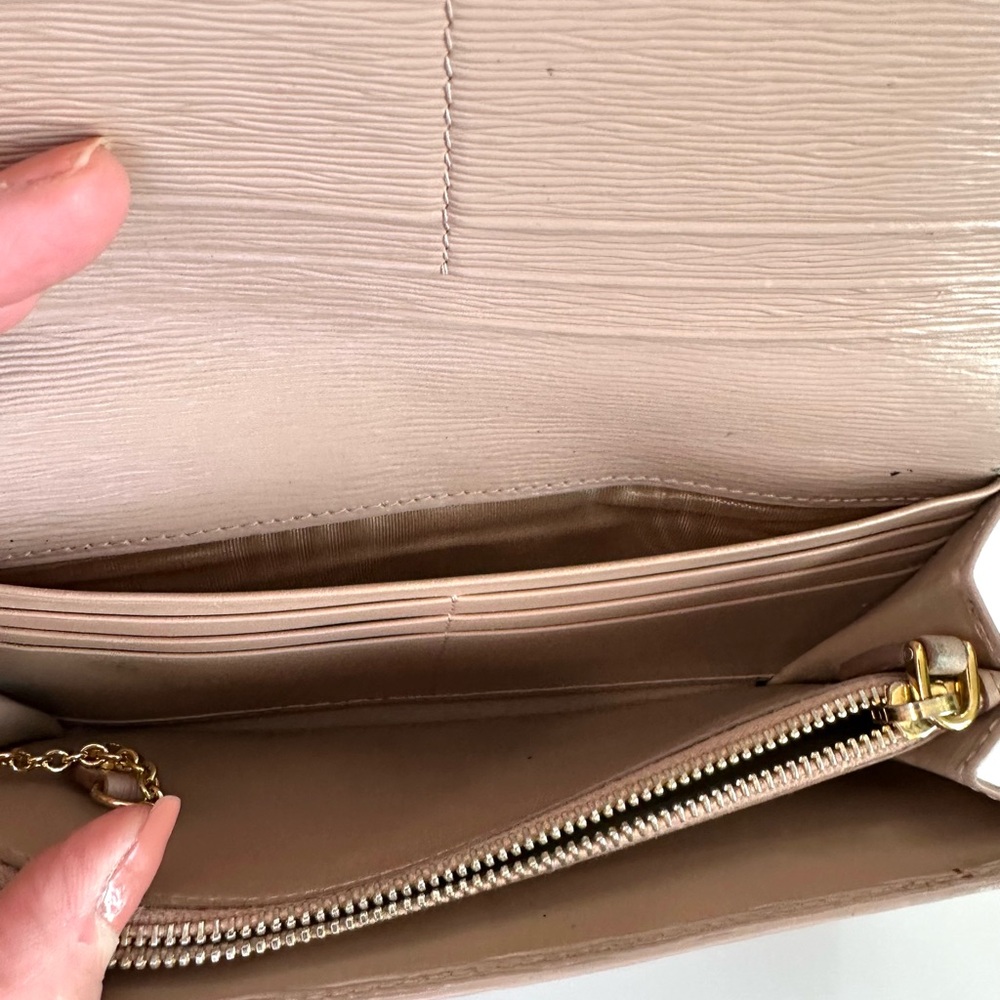 Pre-loved Prada Vitello Move long wallet in the color Cipria with Gold Logo - Picture 11 of 16